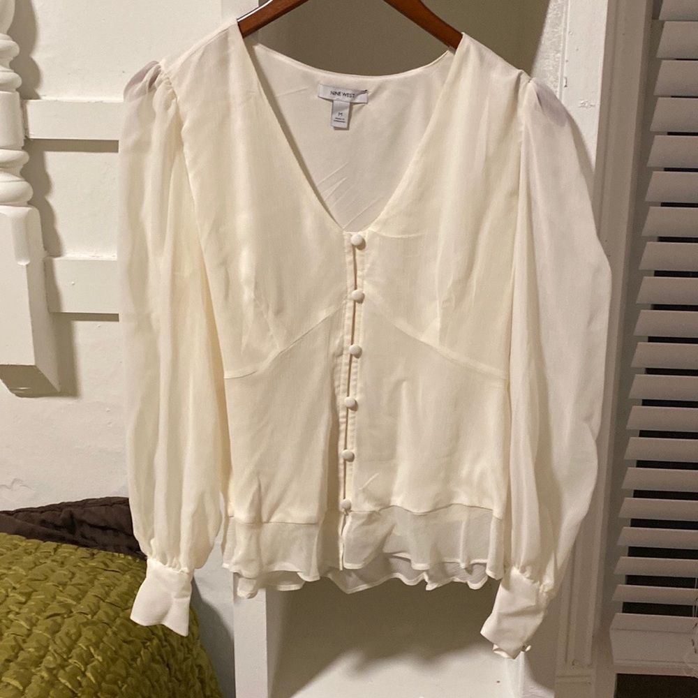 New blouse w/ tags. Never worn! So pretty